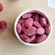 Mandler med hvid chokolade og hindbærstøv