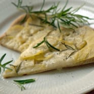 Pizza med kartoffel og rosmarin