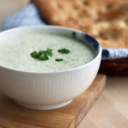 Naanbrød og agurkemyntedip
