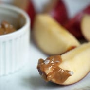 Æbler med karamel