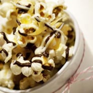 Karamel og chokolade popcorn