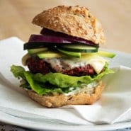 Vegetarburger med rødbedebøf