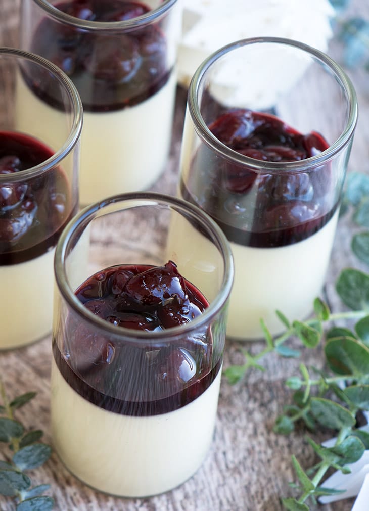 Panna Cotta med kirsebær opskrift på velsmagende juledessert