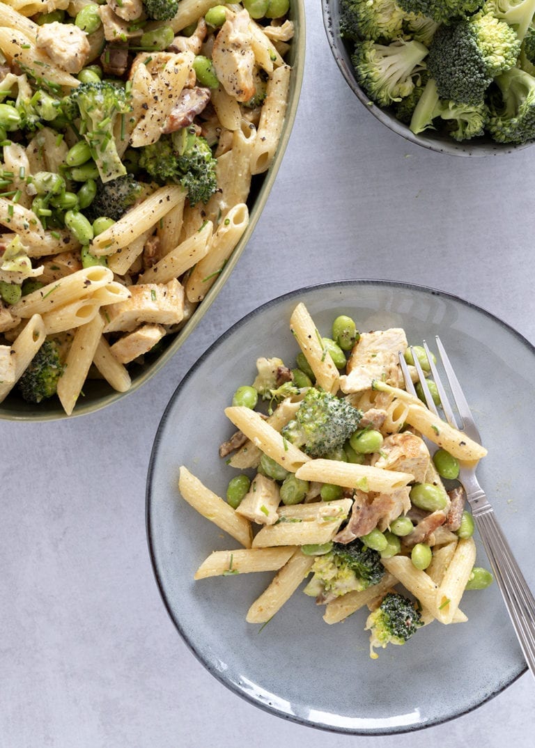 Pastasalat med kylling bacon og grøntsager få opskrift her