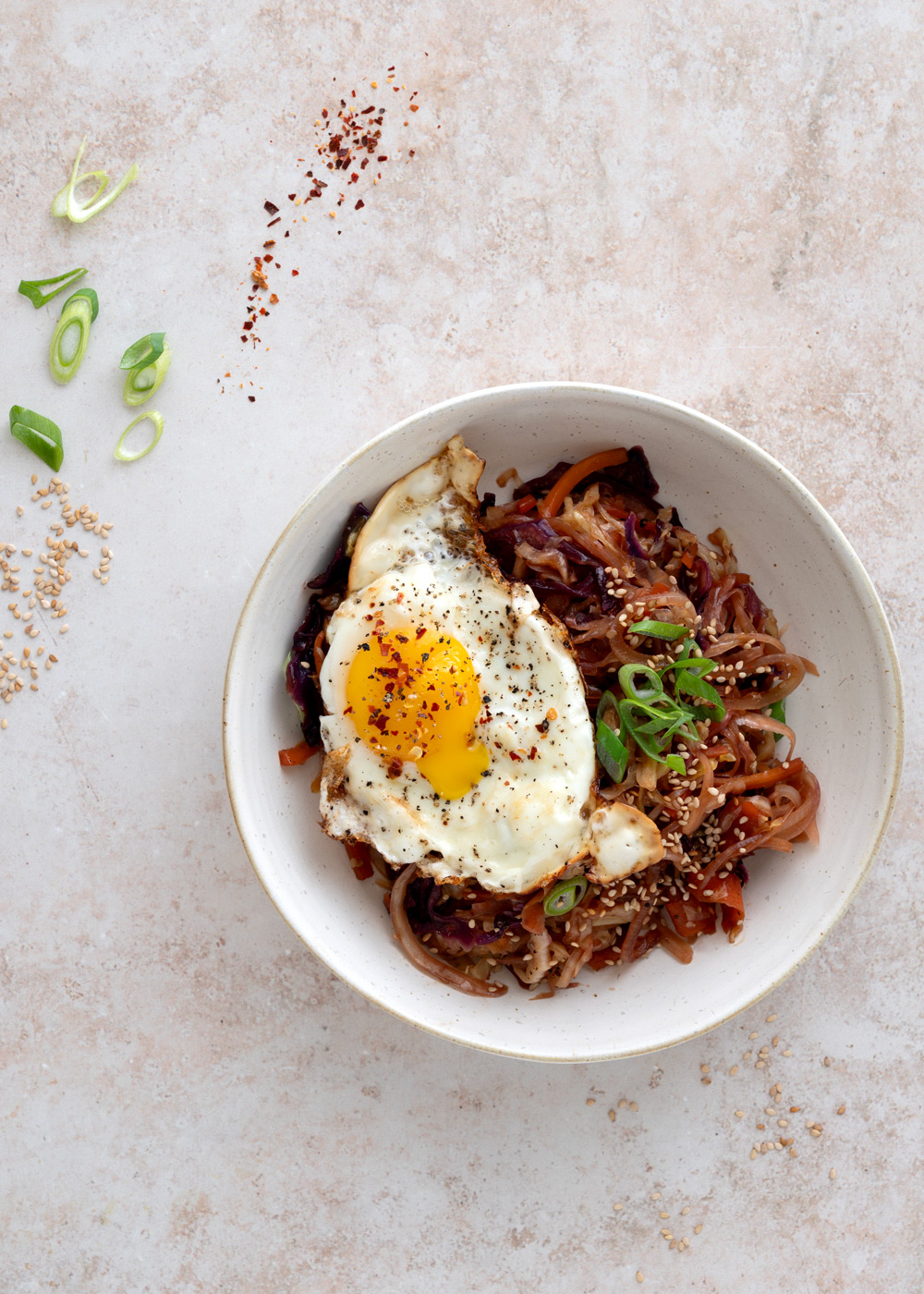 wok med kål og fritteret spejlæg