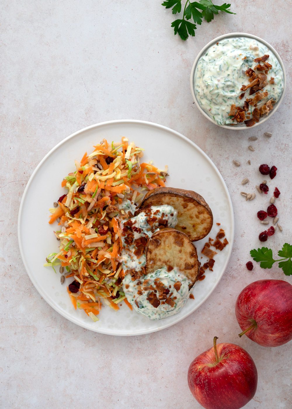 bagekartofler med cremet topping og æbleslaw