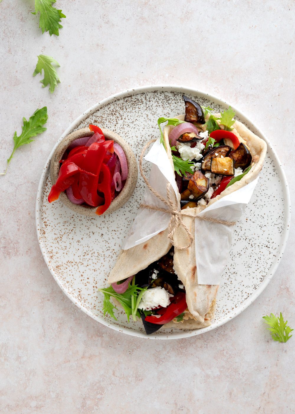 fladbrød med hummus og aubergine