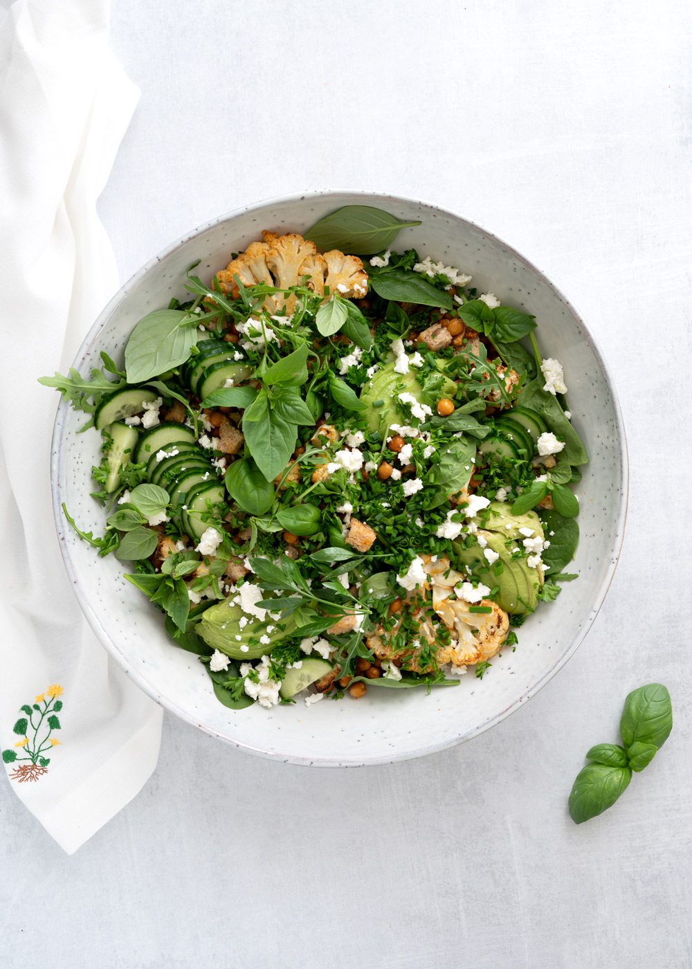 salat med bagt blomkål og kikærter